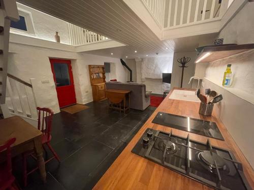Beautiful Lakeside Cottage in Donegal Gaeltacht in Annagry