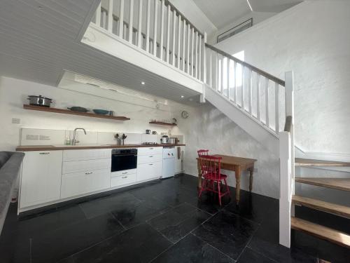 Beautiful Lakeside Cottage in Donegal Gaeltacht in Annagry