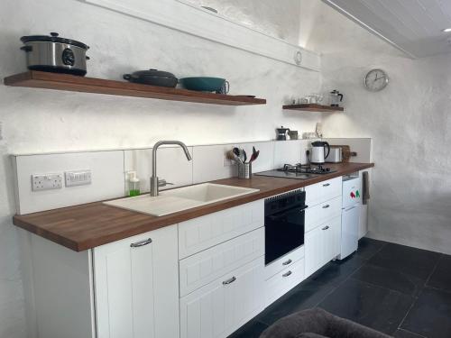 Beautiful Lakeside Cottage in Donegal Gaeltacht in Annagry