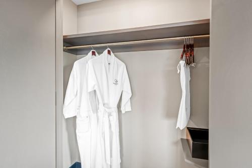 Beacon Suites Hotel - image 14