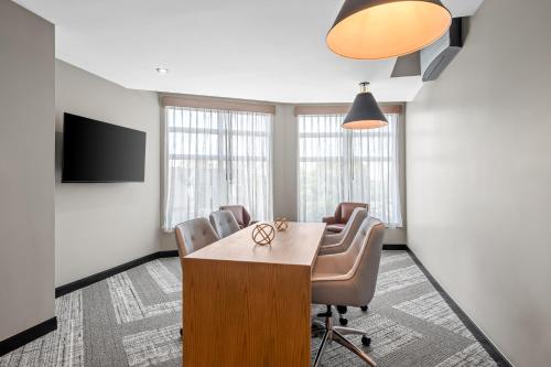 Beacon Suites Hotel - image 3
