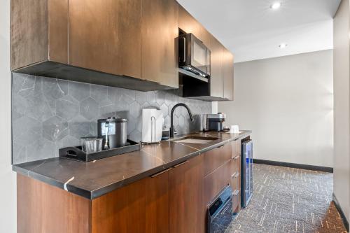 Beacon Suites Hotel - image 9
