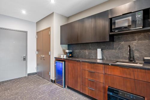 Beacon Suites Hotel - image 2