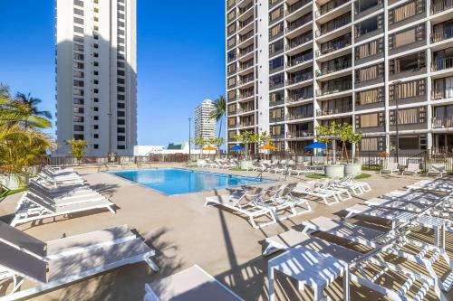 Deluxe Panoramic Mountain View Condo - 37th Floor Free parking & Wifi - image 13