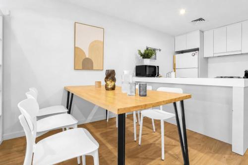 Central Location NSW 3 Bedroom Apartment with Balcony - image 8