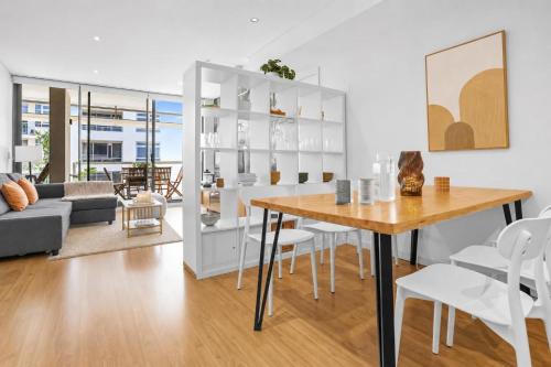Central Location NSW 3 Bedroom Apartment with Balcony - image 10