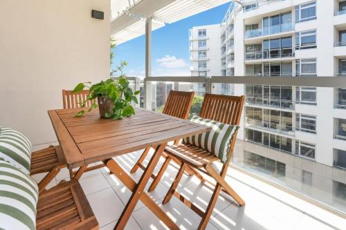 Central Location NSW 3 Bedroom Apartment with Balcony - image 9