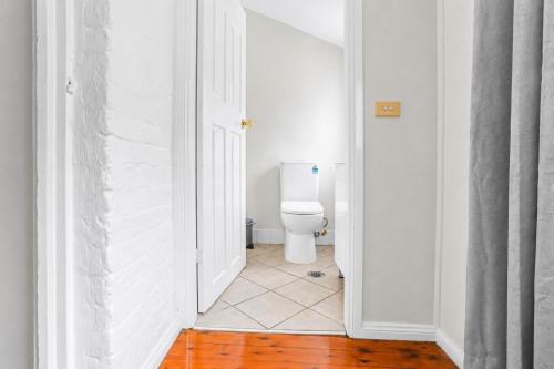 2 Bedroom House Darling Harbour Good for 6 Guests - image 13
