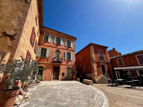 Ümbrus, Maison d'artiste au coeur de Roussillon in Roussillon