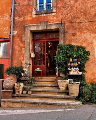 Maison d'artiste au coeur de Roussillon in Roussillon