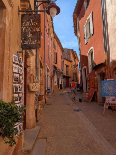 Ümbrus, Maison d'artiste au coeur de Roussillon in Roussillon