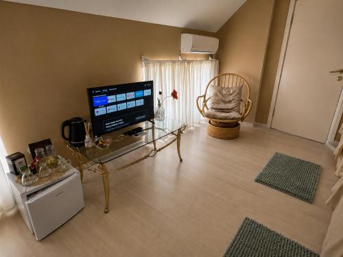 1 king bed, 1 twin bed