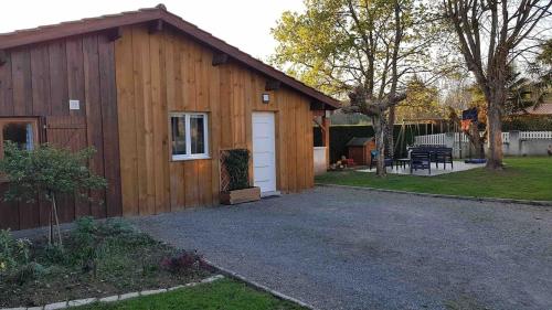 Charmant chalet climatisé avec parking sécurisé (Charmant chalet climatise avec parking securise) in Noaillan