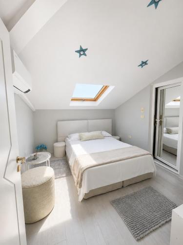 1 queen bed, 2 twin beds