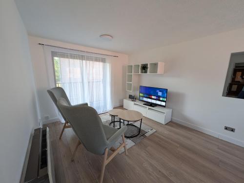 Modern 2-bed flat near QMC and city centre, with private garage in 近市中心