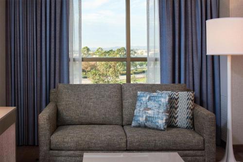 DoubleTree by Hilton Irvine - Spectrum Room Type - King Room - Non-Smoking