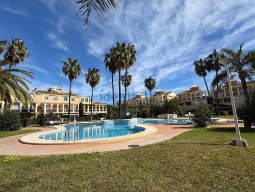 Bajo con jardin privado piscina 250m playa