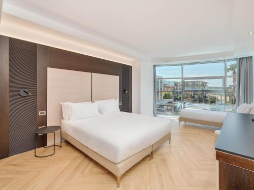 1 queen bed, 1 twin bed
