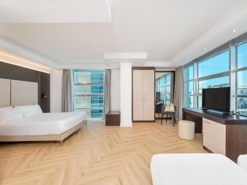 1 queen bed, 2 twin beds