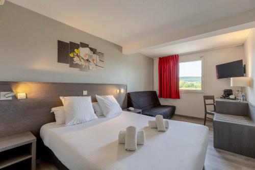 1 queen bed, 1 sofa bed
