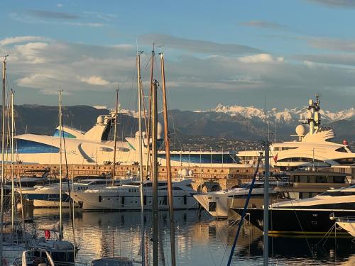 Fort Carré & Yachts View 2Bed Apartment in Old Antibes