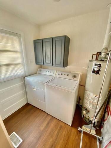 Charming 2 BR 1 BA with outdoor patio and grill close to downtown - image 11