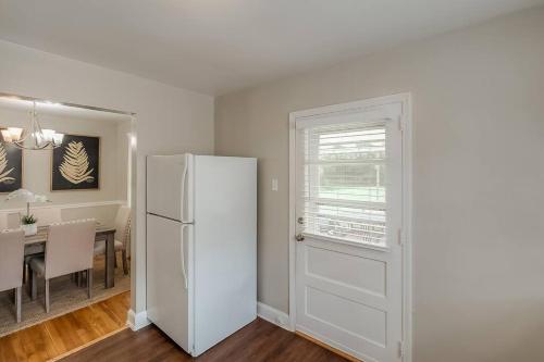 Charming 2 BR 1 BA with outdoor patio and grill close to downtown - image 8