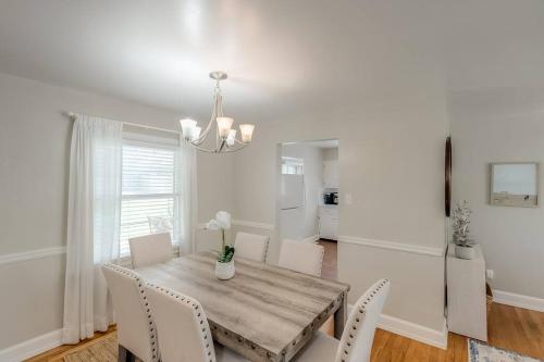 Charming 2 BR 1 BA with outdoor patio and grill close to downtown - image 3
