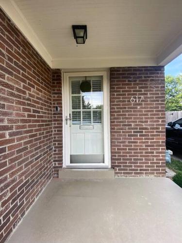 Charming 2 BR 1 BA with outdoor patio and grill close to downtown - image 7