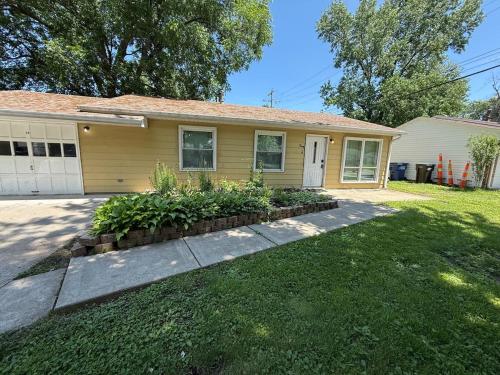 Charming 3 bedroom near shopping Extended stays welcome