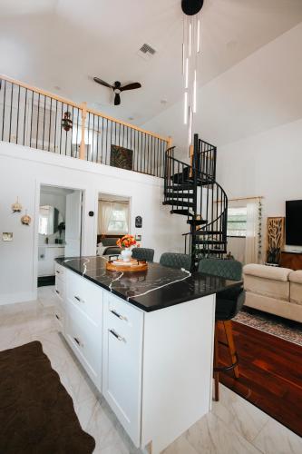 Kitchen, Casa Bohemia - Boho Luxury Retreat near Winter Garden and Disney in Ocoee