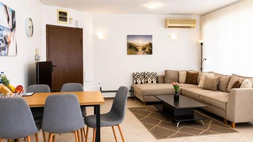 Spacious 3BR Sea View Apt - Ground Fl - 50m to Sea in Kavarna