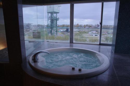 room detail thumbnail 2