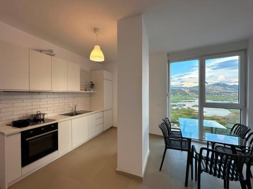 Lagoon & Sea View 2-Bedroom Apartment in ซาเคส