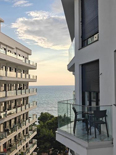 ระเบียง/ชานเรือน, Lagoon & Sea View 2-Bedroom Apartment in ซาเคส