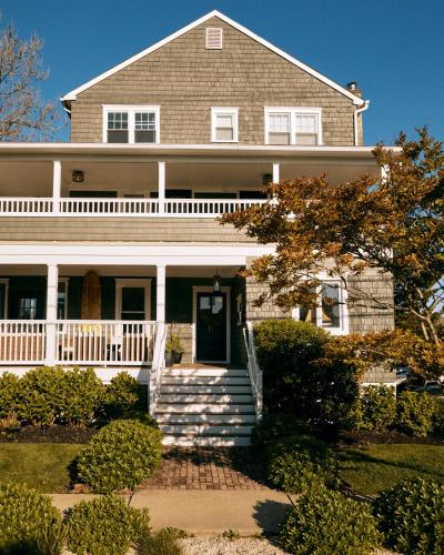 Exterior view, The Bentley Inn in Bay Head (NJ)