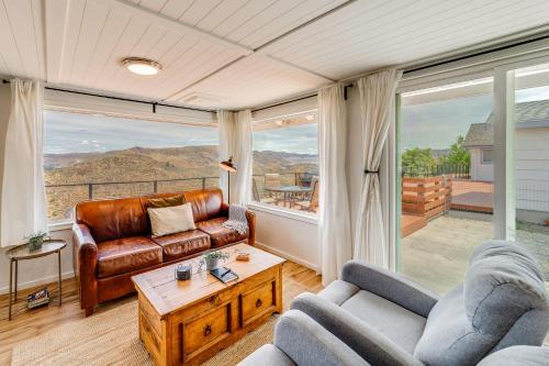 Cozy Grand Coulee Home w/ Deck & Views! in Grand Coulee