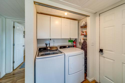 Cozy Grand Coulee Home w/ Deck & Views! in Grand Coulee