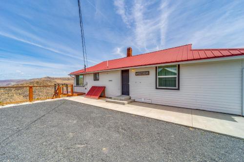 Cozy Grand Coulee Home w/ Deck & Views! in Grand Coulee
