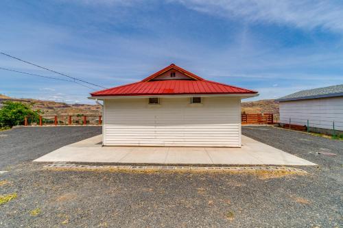 Cozy Grand Coulee Home w/ Deck & Views! in Grand Coulee
