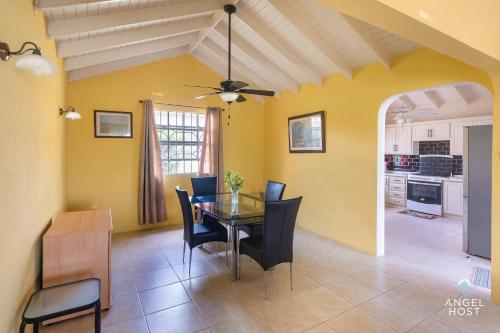 Beachy Cottage I Kitchen I Wi-Fi I Shaded Cabana I Parking in Long Bay