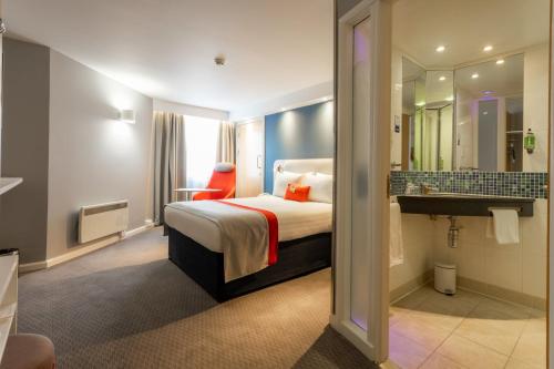 Holiday Inn Express - Glasgow - City Ctr Theatreland By IHG near The Tenement House