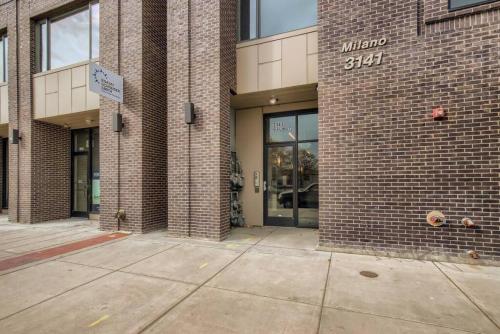 Luxury Loft I Skyline Views in RiNO - image 4