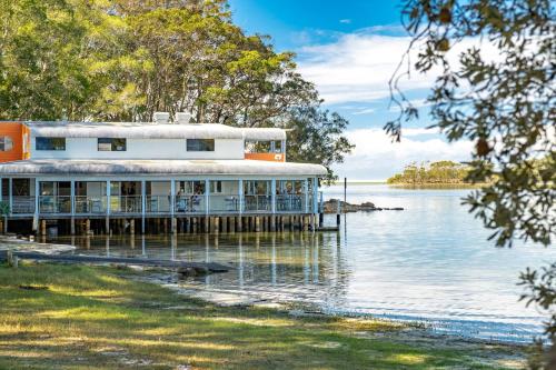 Luminara Luxury Lakefront in Smiths Lake