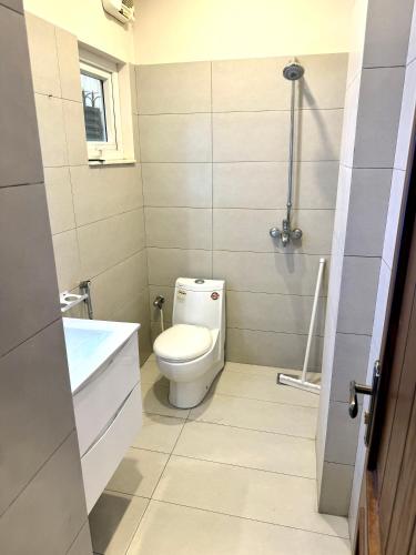 Modern & Luxury 2 Bedroom Apartment with Power Backup - image 5
