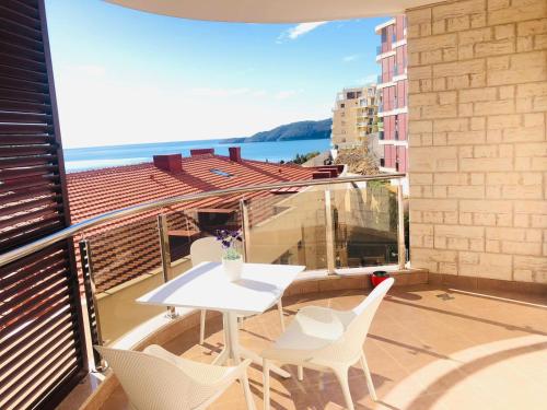 Modern Beachside Apartment in Bečići