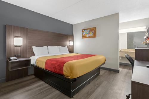 Econo Lodge - image 12