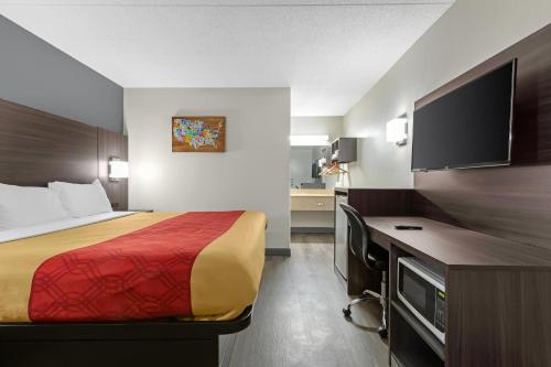 Econo Lodge - image 8