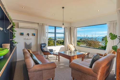 Moana Escape - Tasman Bay Views, Pool, Spa & Sauna in Moana