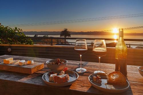 Moana Escape - Tasman Bay Views, Pool, Spa & Sauna in Moana